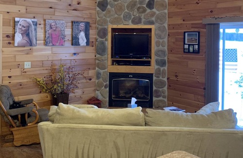 Hayward House | Cozy Cabin on Nelson Lake