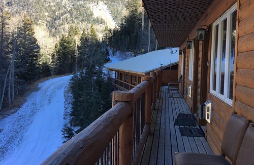 Taos Ski Valley Condo | Cozy Cabin on the Slopes