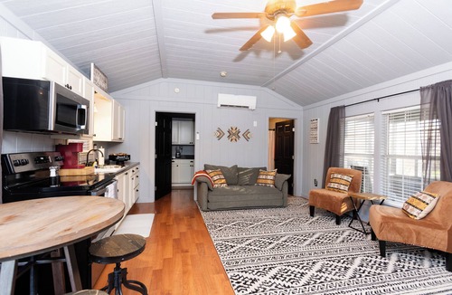 Belton Cabin | Cozy cabin on the Creek with WiFi and AC in delightful Belton