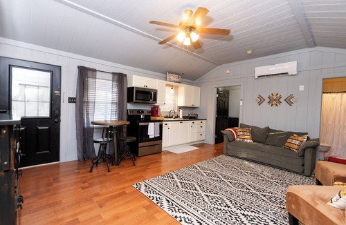 Belton Cabin | Cozy cabin on the Creek with WiFi and AC in delightful Belton