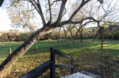 Belton Cabin | Cozy cabin on the Creek with WiFi and AC in delightful Belton