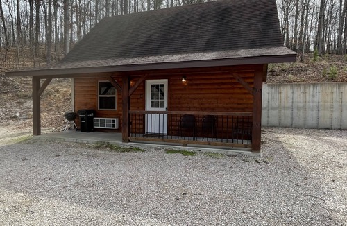 Van Buren Cabin | Cozy Cabin on the edge of town only 1/2 mile from Current River !