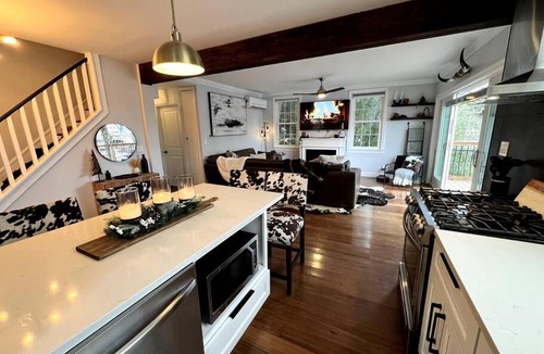 Hopatcong Villa | Cozy Cabin on the Lake w/HotTub