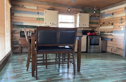 Clinton Cabin | COZY CABIN ON THE RIVER WITH AMAZING VIEWS & SCENERY