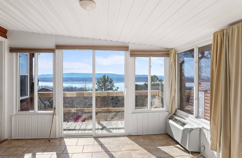 Summerfield Cabin | Cozy cabin overlooking Wister Lake