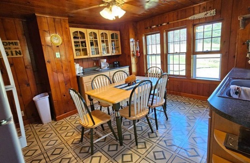 Grubville House | Cozy Cabin Retreat - Sleeps 8 - 1 Hr from STL