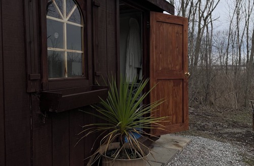 West Lincoln Cabin | Cozy Cabin Retreat