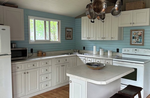 Beaconia Cabin | Cozy Cabin Retreat Lakeview Bay