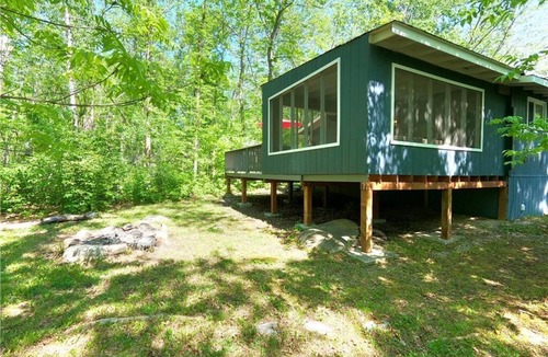 Beaconia Cabin | Cozy Cabin Retreat Lakeview Bay