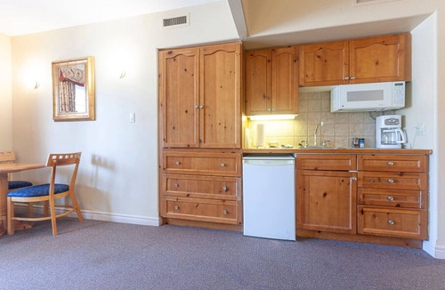 Oro-Medonte Condo | Cozy Cabin Retreat Steps to Trails, Hike, Snowshoe
