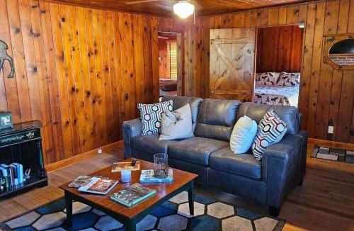 Grubville House | Cozy Cabin Retreat - Sleeps 8 - 1 Hr from STL