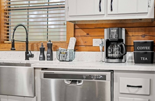 Mount Vernon Cabin | Cozy Cabin Retreat on 2 acres with Walking Path - 5 mins from Lake Access!