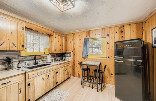 Green Mountain Falls Cabin | Cozy Cabin w/Hot Tub, Games, Firepit, & Views