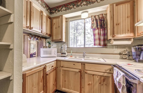 Ruidoso Cottage | Cozy Cabin w/Deck < 1 Mi to Midtown Ruidoso!