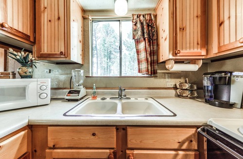 Ruidoso Cottage | Cozy Cabin w/Deck < 1 Mi to Midtown Ruidoso!