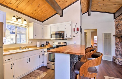 Big Bear City Cottage | Cozy Cabin w/Deck & Fireplace in Big Bear!