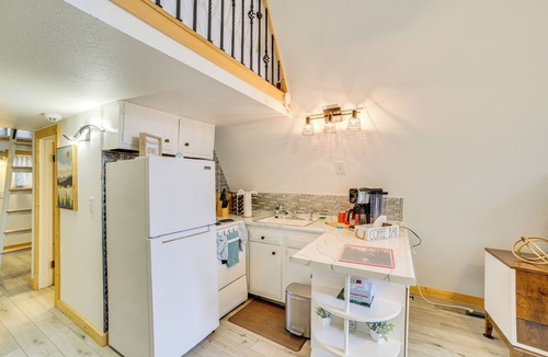 Rockaway Beach Apartment | Cozy Cabin w/Fire Pit: Walk to Lake Taneycomo!