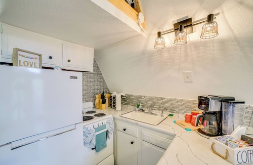 Rockaway Beach Apartment | Cozy Cabin w/Fire Pit: Walk to Lake Taneycomo!