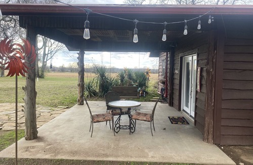 Idabel Cabin | Cozy cabin w/fire pit, close town with a country feel & 20 min from Hochatown!