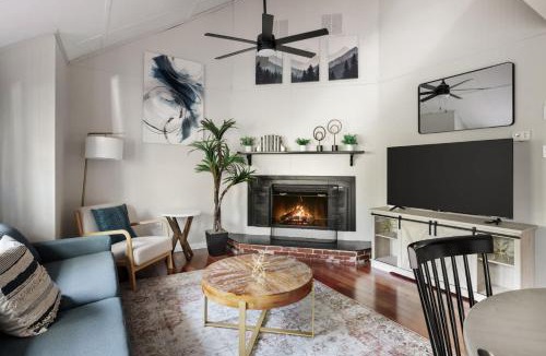 Ridgeway House | Cozy cabin w fireplace & fire pit