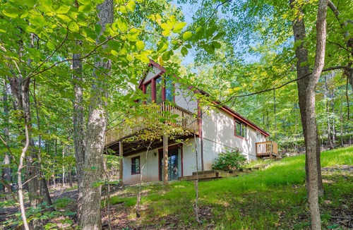 Ridgeway Ski Chalet | Cozy cabin w/hot tub, fire pit & dog-friendly
