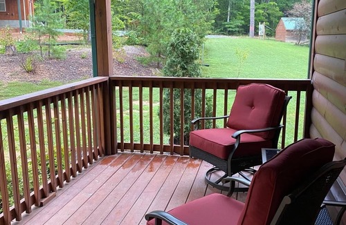 Oak Hill Park Cabin | Cozy cabin w/hot tub! Lake access w/walk to pier