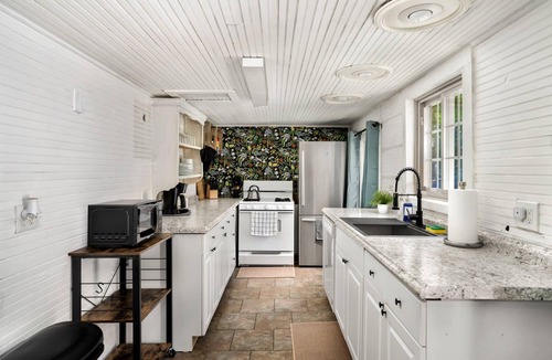 Arthur Ski Chalet | Cozy cabin w/hot tub & fire pit