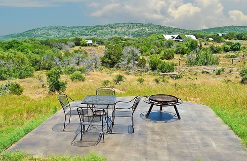 Marble Falls Cabin | Cozy Cabin w/King Loft, Lake Access & Country Views
