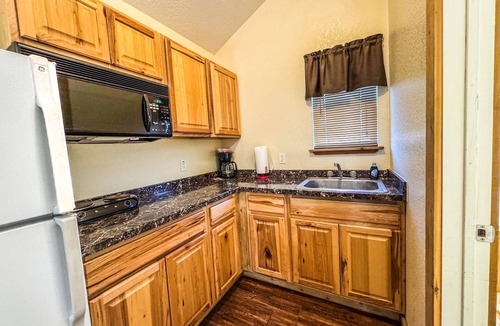 Sterling City Cabin | Cozy cabin with AC and WiFi in peaceful Sterling City. Your small town adventure awaits!