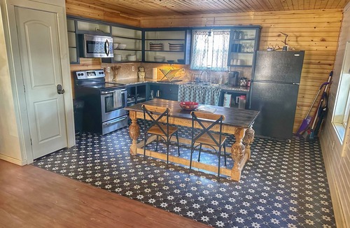 Mountainburg Cabin | Cozy Cabin with an amazing deck and beautiful views of Lake Fort Smith!