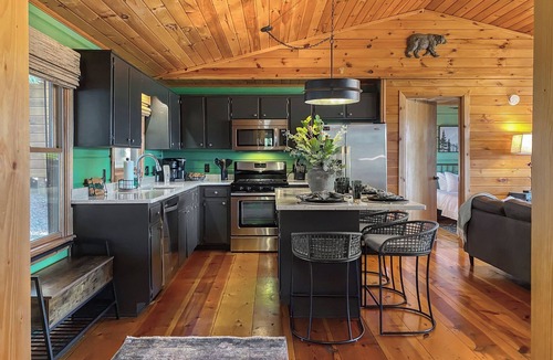 Hidden Lake Cabin | Cozy cabin with beautiful views