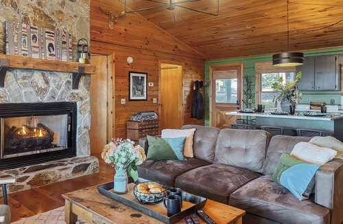 Hidden Lake Cabin | Cozy cabin with beautiful views