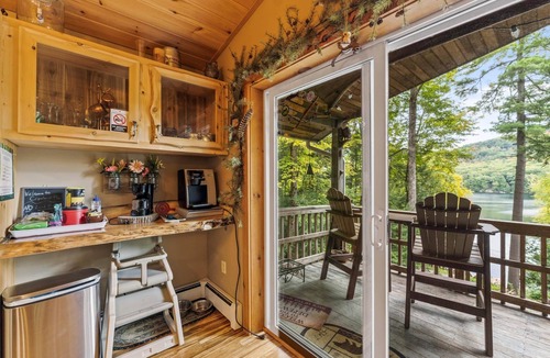 Fort Ann House | Cozy Cabin with direct lake access