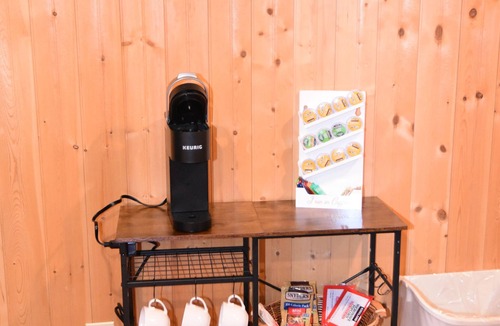 Woodbine Cabin | Cozy cabin with Full Kitchen on a pond in charming Corbin