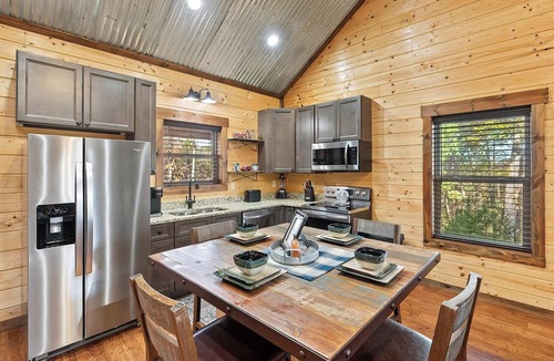 Sevierville Cabin | Cozy cabin with great views