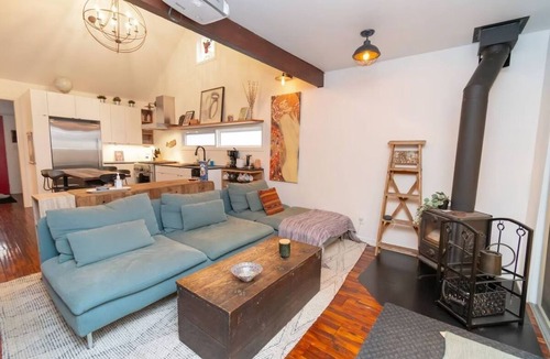 Innisfil Cabin | Cozy Cabin with Hot Tub and Fire Pit