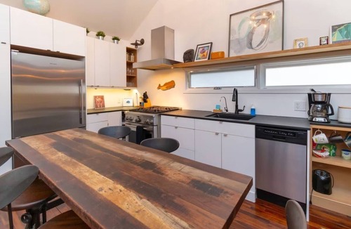 Innisfil Cabin | Cozy Cabin with Hot Tub and Fire Pit