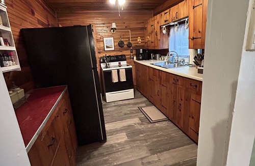 Clayton Cabin | Cozy cabin with hot tub in the heart of all the best of Rabun County!