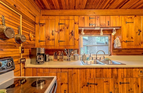 Clayton Cabin | Cozy cabin with hot tub in the heart of all the best of Rabun County!