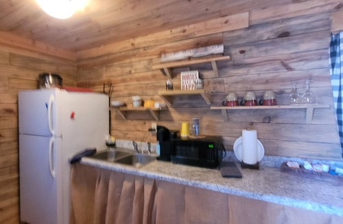 Durant Cabin | Cozy cabin with hot tub just 5 minutes from casino on 36 acres