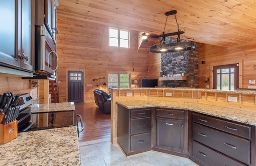 Stem Cabin | Cozy cabin with indoor fireplace