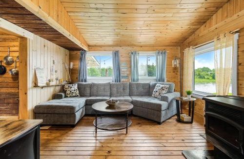 Red Bank House | Cozy Cabin with Large Cedar Hot Tub
