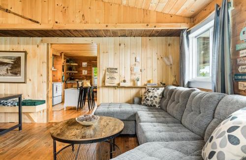 Red Bank House | Cozy Cabin with Large Cedar Hot Tub