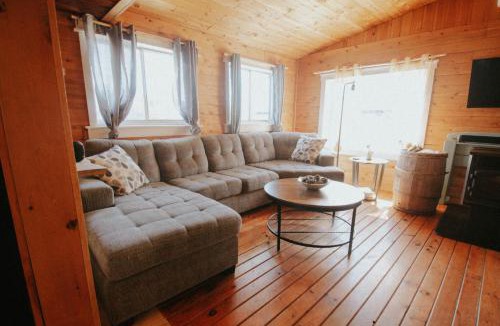 Red Bank House | Cozy Cabin with Large Cedar Hot Tub
