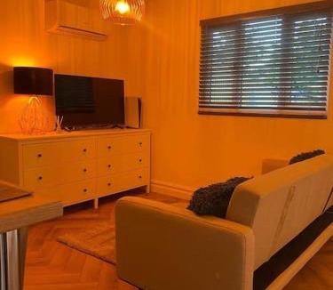 Abingdon Apartment | Cozy Cabin with Modern Comforts