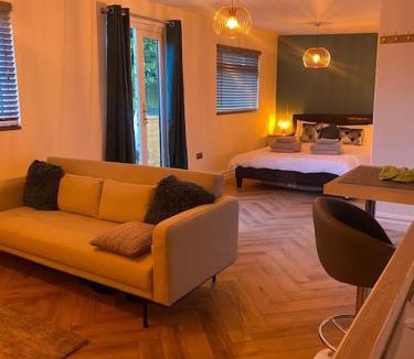 Abingdon Apartment | Cozy Cabin with Modern Comforts