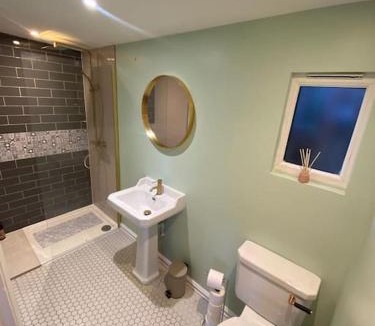 Abingdon Apartment | Cozy Cabin with Modern Comforts