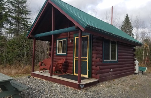 East Corinth Cabin | COZY CABIN WITH POND VIEW