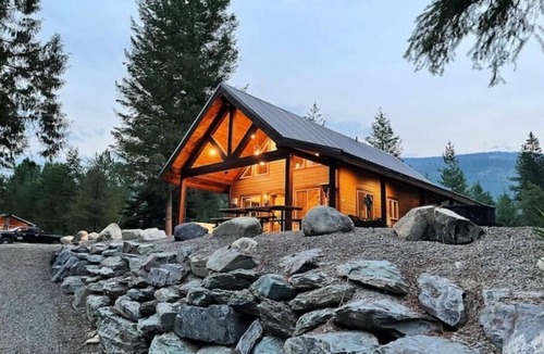 Bonners Ferry Cabin | Cozy Cabin with river view and access