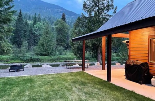Bonners Ferry Cabin | Cozy Cabin with river view and access